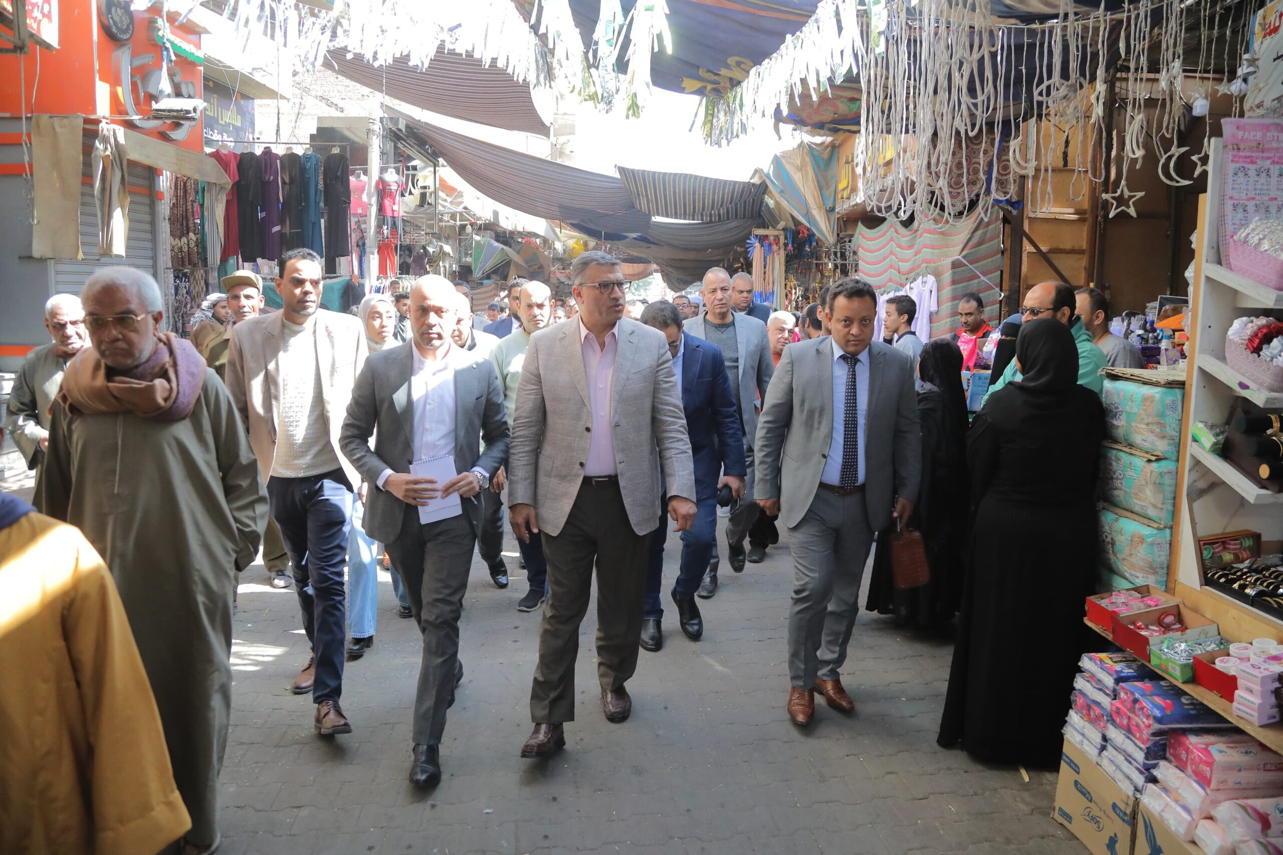 لكشف المتلاعبين بالأسعار….محافظ قنا يجري جولة ميدانية مفاجئة لمتابعة أسعار السلع الغذائية بسوق السهريج.