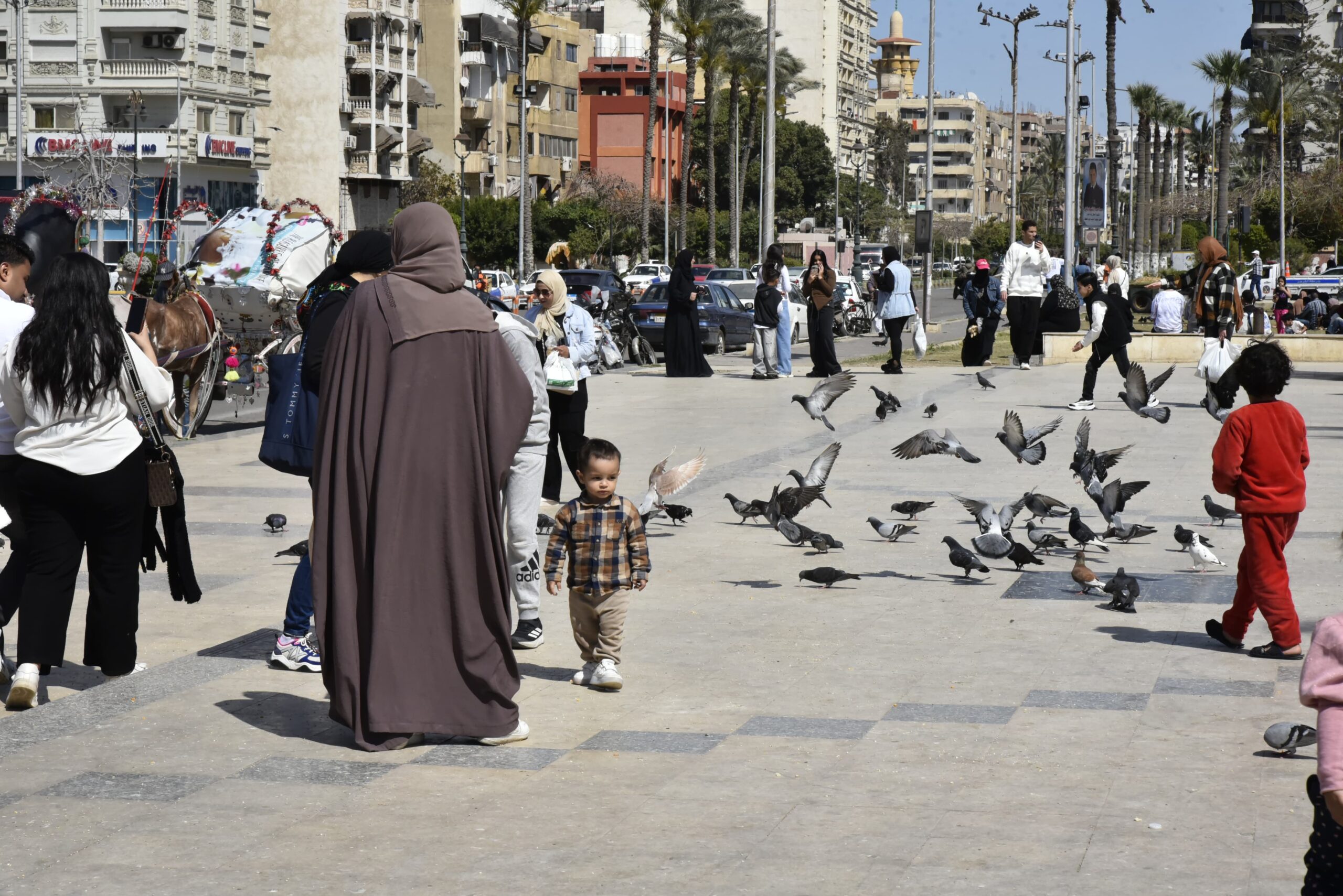 إقبال كبير على حديقة المسلة ببورسعيد خلال احتفالات أعياد الربيع وسط أجواء مبهجة