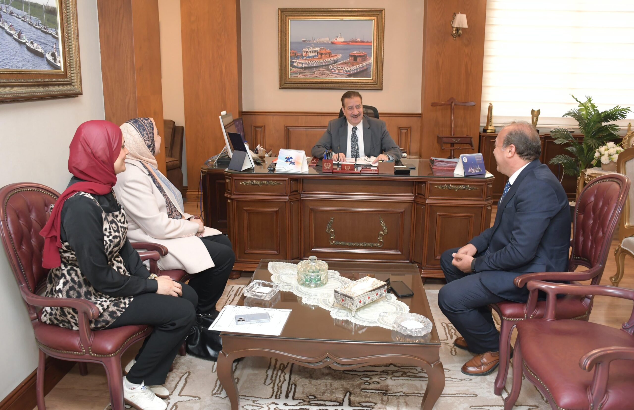 محافظ بورسعيد يستقبل وفد من مؤسسة حياة كريمة لبحث سبل التعاون المشترك