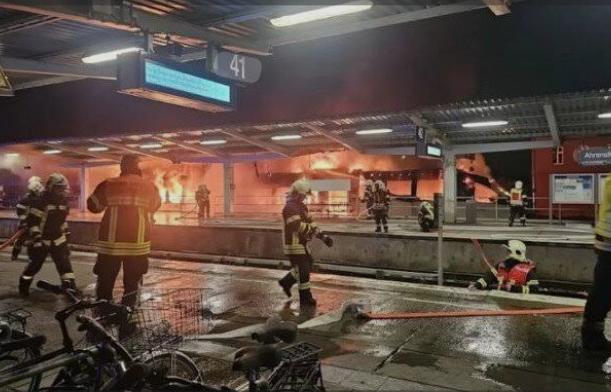 إصابة 12 شخصًا في هجوم داخل قطار بألمانيا.. والشرطة تلقي القبض على المتهم