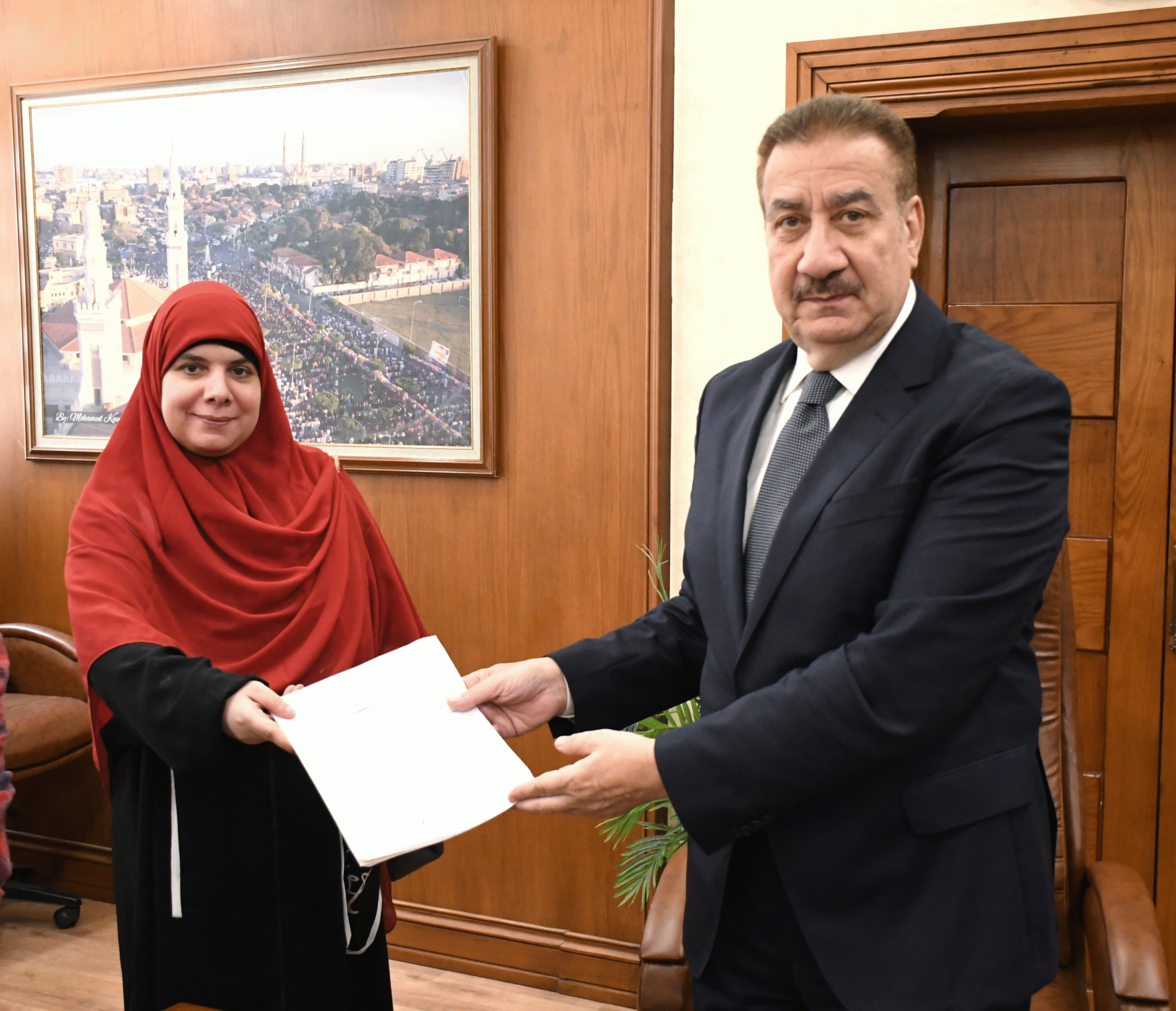 محافظ بورسعيد يوقع عقود تمليك أراضي ل 4 مصانع دعمًا للصناعة