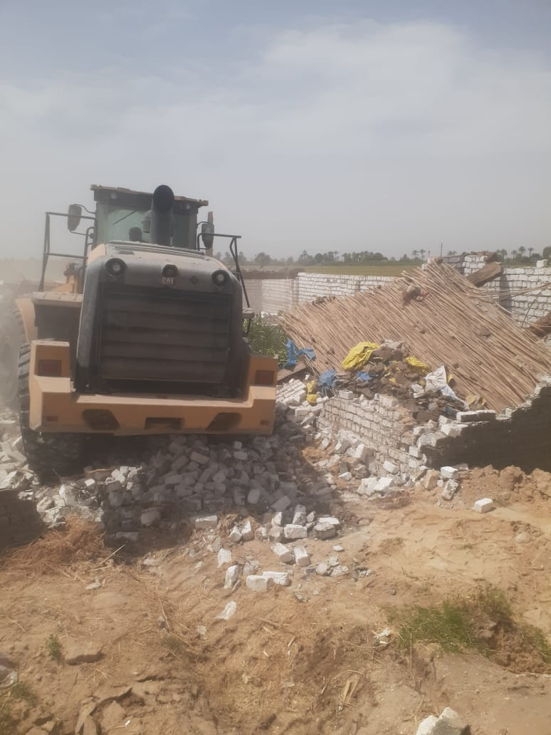 إزالة 50 حالة تعدٍ واسترداد 3989 مترًا في حملات مكثفة بابوتشت ونجع حمادي بقنا