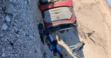 عدد المصابين 42 شخصا فى حادث انقلاب أتوبيس على طريق قنا..