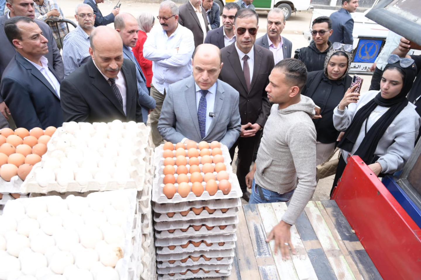 محافظ الغربية يتفقد سوق اليوم الواحد بمنشية مبارك بالمحلة الكبرى ويطمئن على توفير السلع والأسعار