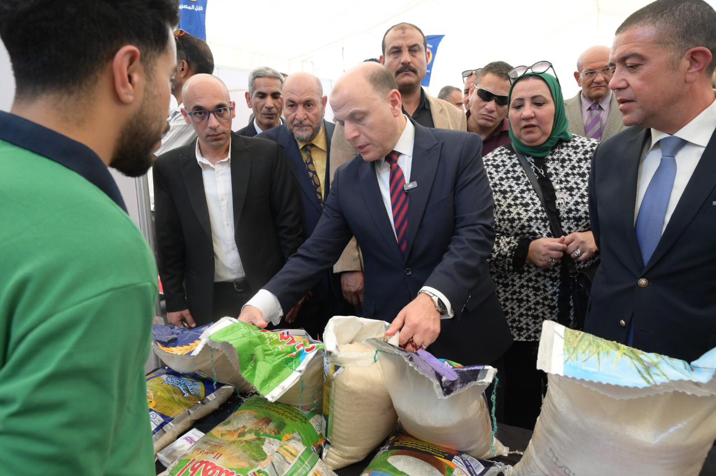 بتخفيضات 35% محافظ الغربية يفتتح أكبر معرض للسلع الغذائية بطنطا